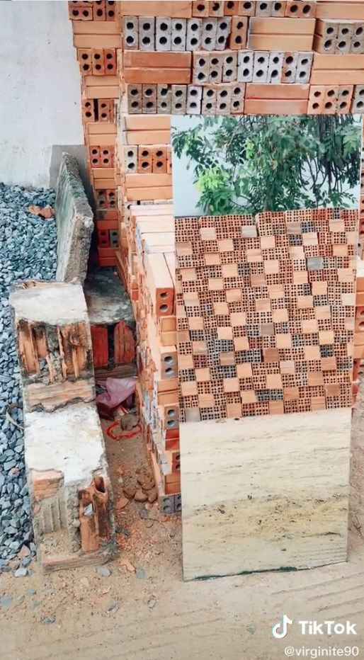 Pha bắt trend “dắt tay người yêu đi qua gương” phiên bản anh thợ hồ