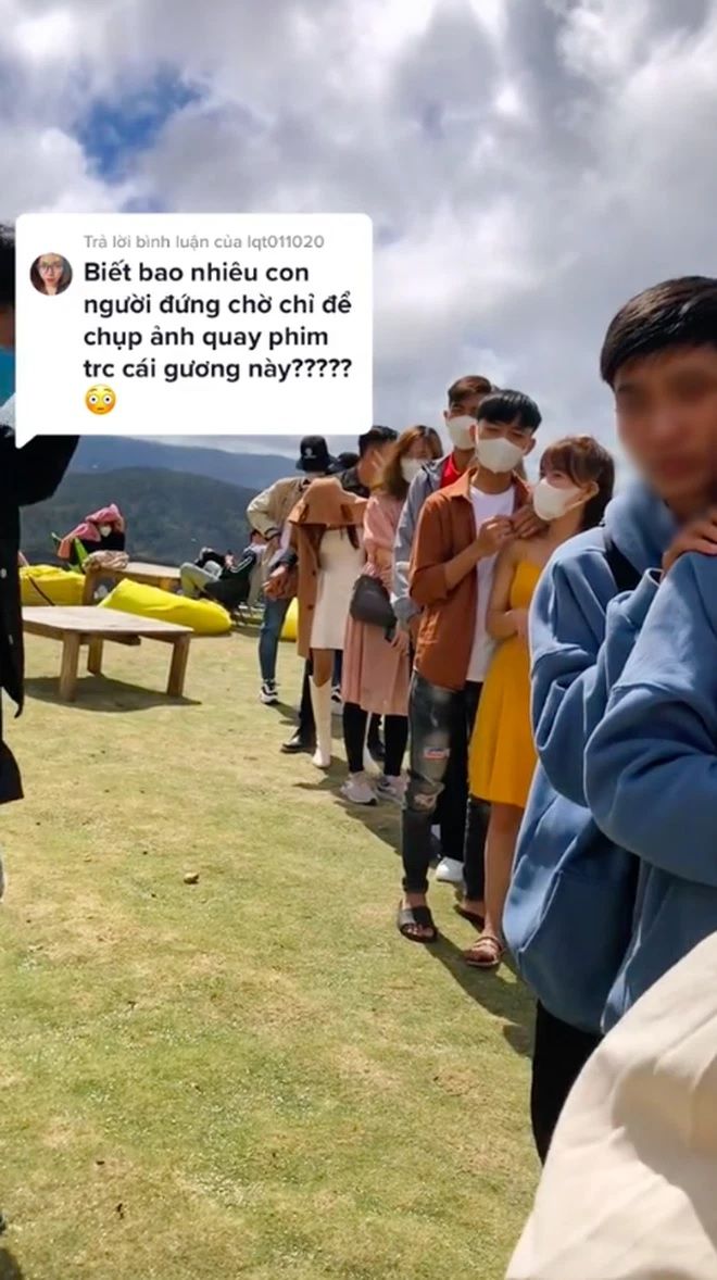 Pha bắt trend “dắt tay người yêu đi qua gương” phiên bản anh thợ hồ
