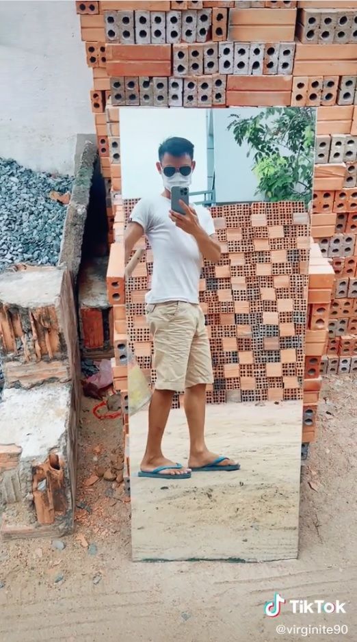 Pha bắt trend “dắt tay người yêu đi qua gương” phiên bản anh thợ hồ
