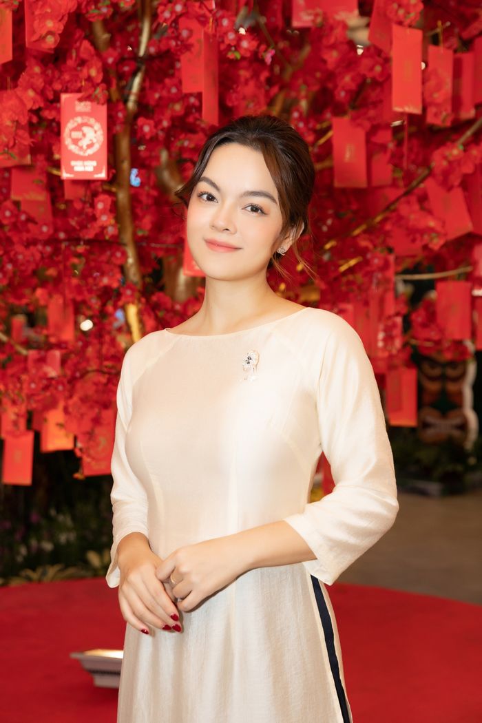 Phạm Quỳnh Anh U40 vẫn trẻ trung rực rỡ: bị thời gian bỏ quên mất rồi