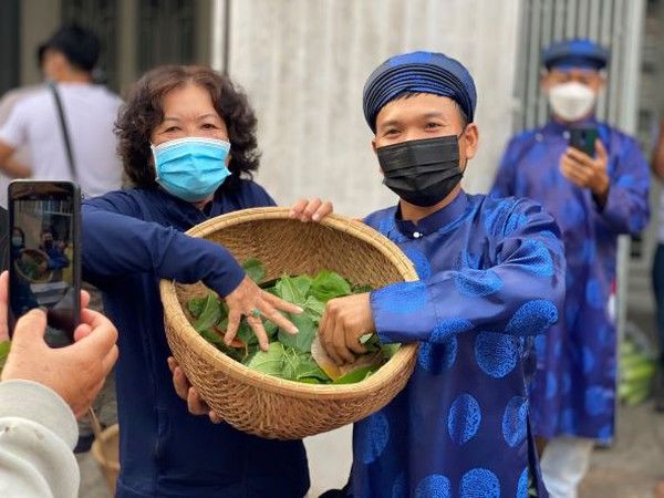 Phiên chợ dùng lá cây thay tiền 2022: Cứ có nắm lá là ăn uống thả ga