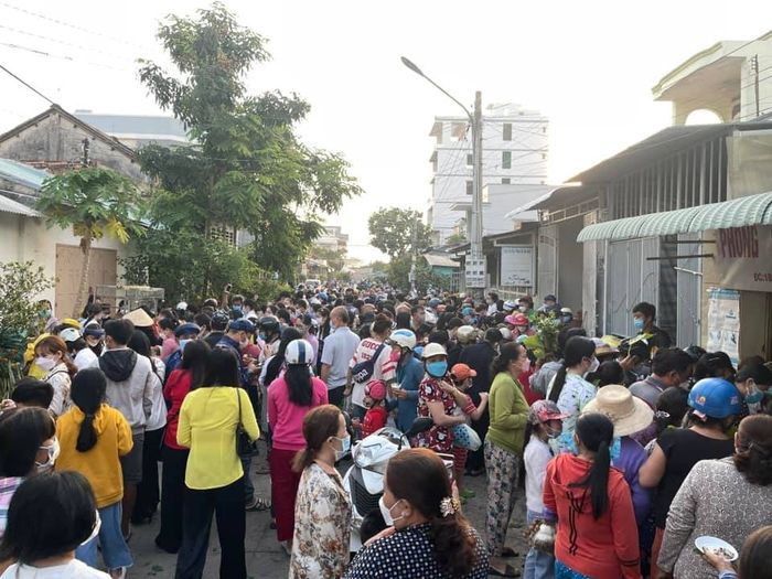 Phiên chợ dùng lá cây thay tiền 2022: Cứ có nắm lá là ăn uống thả ga