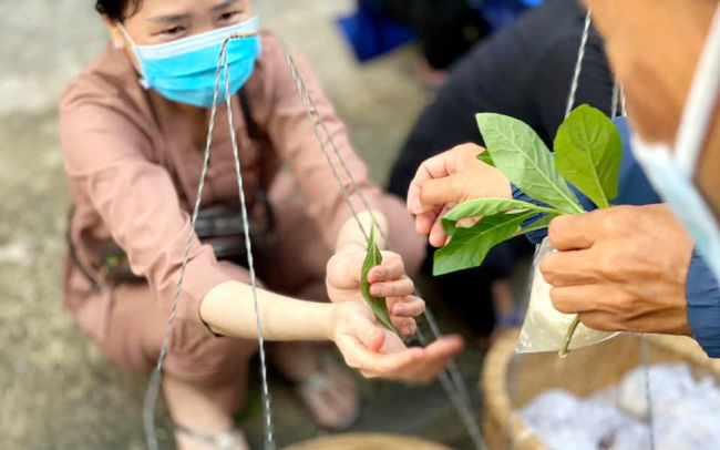 Phiên chợ dùng lá cây thay tiền 2022: Cứ có nắm lá là ăn uống thả ga