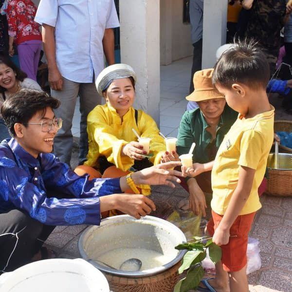 Phiên chợ dùng lá cây thay tiền 2022: Cứ có nắm lá là ăn uống thả ga