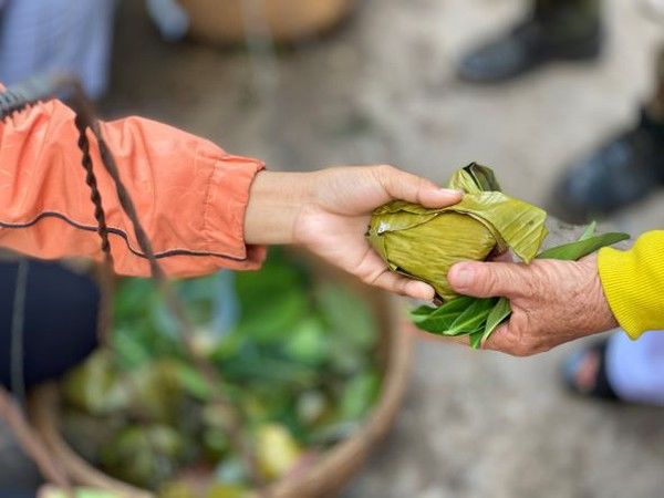 Phiên chợ dùng lá cây thay tiền 2022: Cứ có nắm lá là ăn uống thả ga