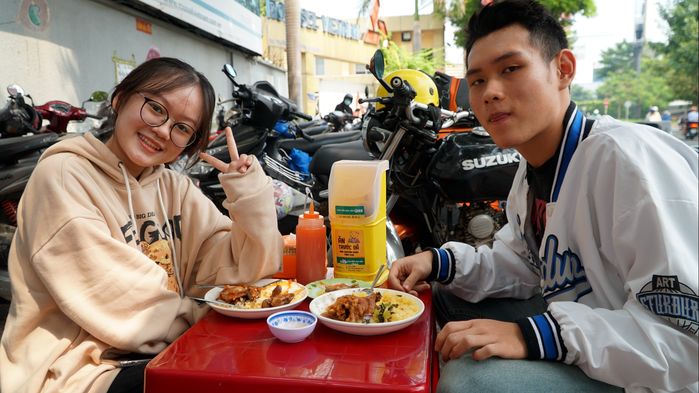 Quán cơm gà ở SG ngày bán 500 suất, chén nước chấm níu chân thực khách
