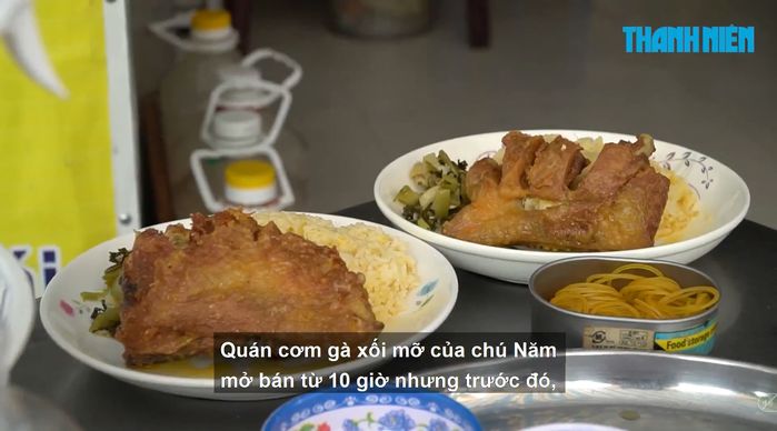 Quán cơm gà ở SG ngày bán 500 suất, chén nước chấm níu chân thực khách