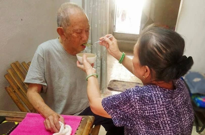 Chú hề già Mạc Can: Tái hợp với vợ, hạnh phúc vì vẫn được đóng phim