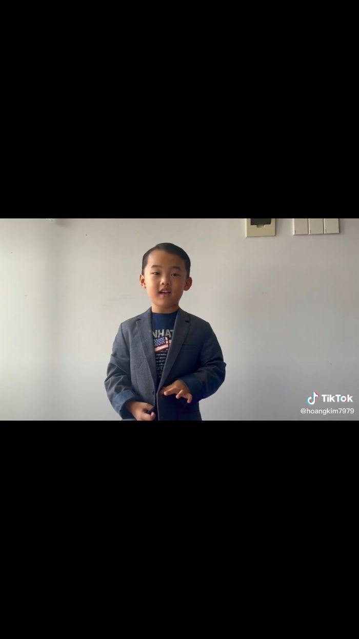 Quý tử nhà Ưng Hoàng Phúc lên đồ cực bảnh hát hit Thà Rằng Như Thế