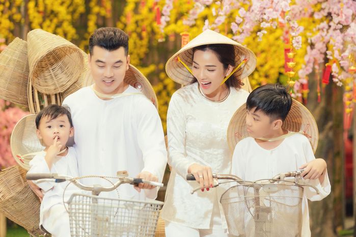 Quý tử nhà Ưng Hoàng Phúc lên đồ cực bảnh hát hit Thà Rằng Như Thế