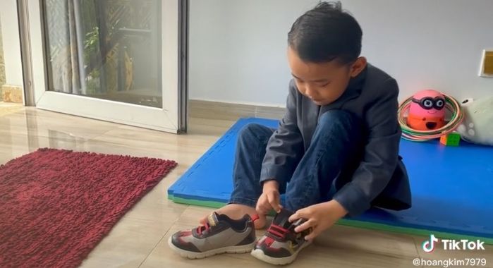 Quý tử nhà Ưng Hoàng Phúc lên đồ cực bảnh hát hit Thà Rằng Như Thế