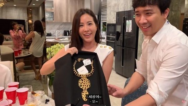 Sao tặng quà sinh nhật khủng: Dược sĩ Tiến tặng Di Băng 1 cây vàng