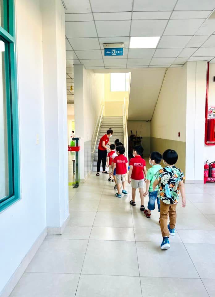 Sao Việt đưa con đi học trở lại: Subeo có mẹ Hà, bố Cường hộ tống