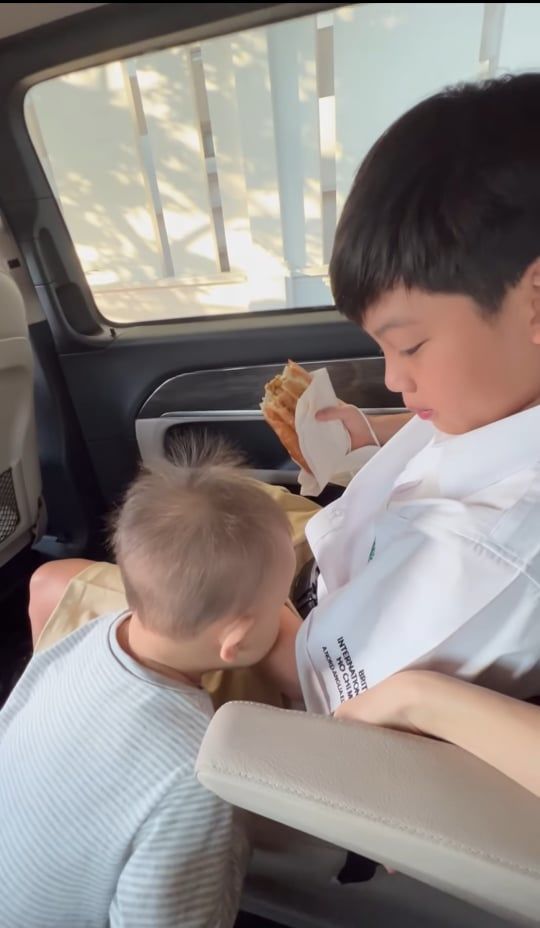 Sao Việt đưa con đi học trở lại: Subeo có mẹ Hà, bố Cường hộ tống