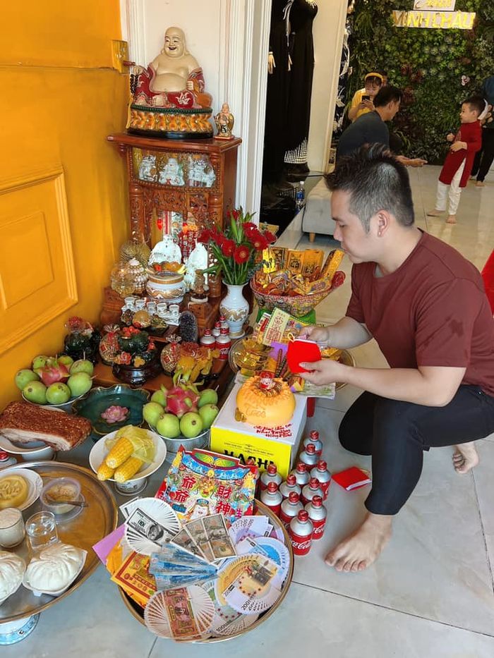Sao Việt rần rần cúng ngày Thần Tài: Nhật Kim Anh khoe công ty mới
