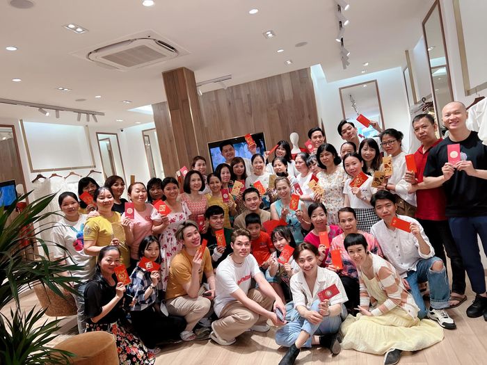 Sao Việt rộn ràng khai trương đầu năm: Lý Nhã Kỳ khoe công ty chà bá