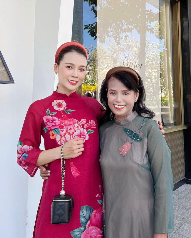 Sao Việt và thân mẫu đọ sắc đầu năm: Thùy Tiên rực rỡ bên mẹ