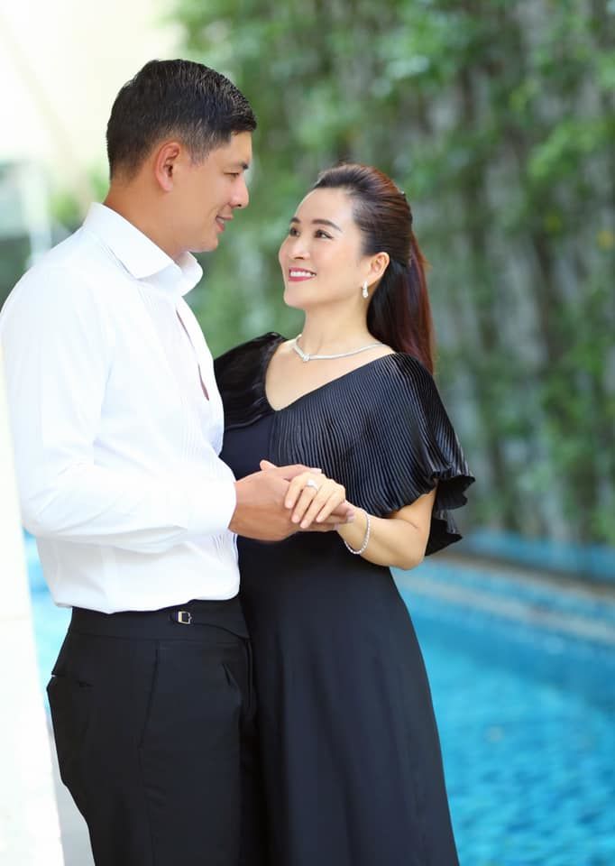 Sao Việt trước thềm Valentine 2022: Lê Bê La khoe chồng mới