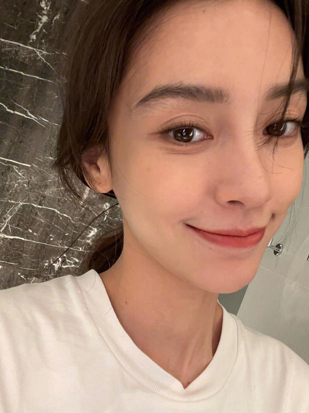 Angela Baby đẹp ngất ở sự kiện, soi ảnh selfie lại toàn nếp nhăn