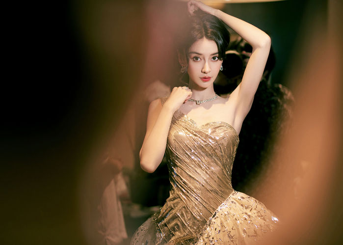 Angela Baby đẹp ngất ở sự kiện, soi ảnh selfie lại toàn nếp nhăn