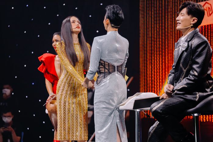 Style ăn mặc đắt - xinh - sang của Hương Giang tại show thực tế