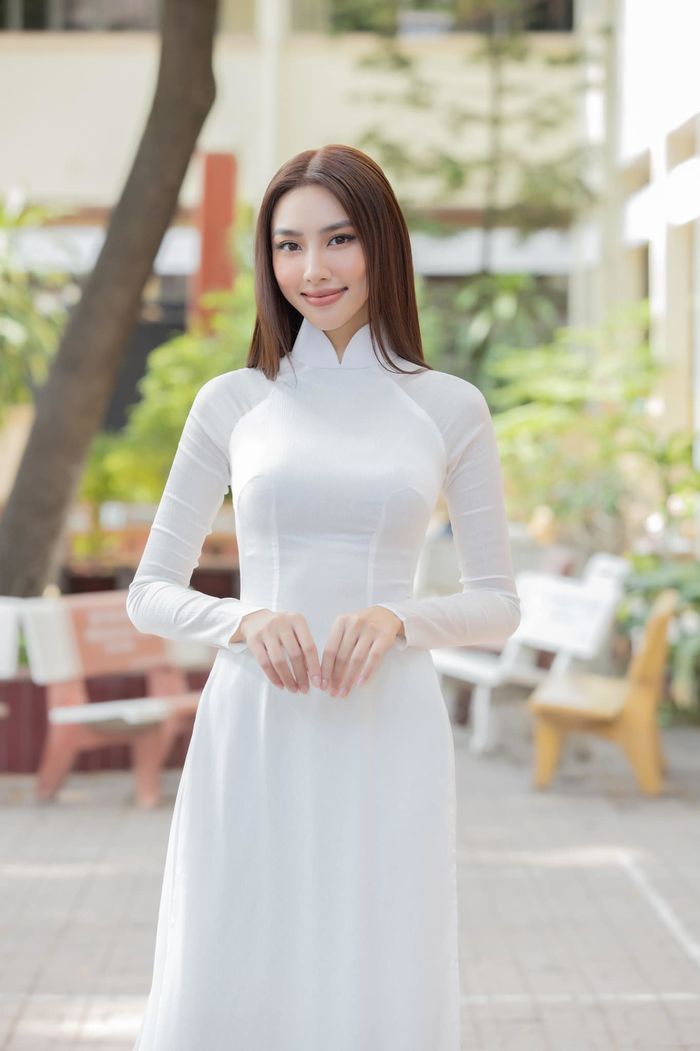 Style về thăm trường của các nàng hậu: Thùy Tiên thướt tha với áo dài