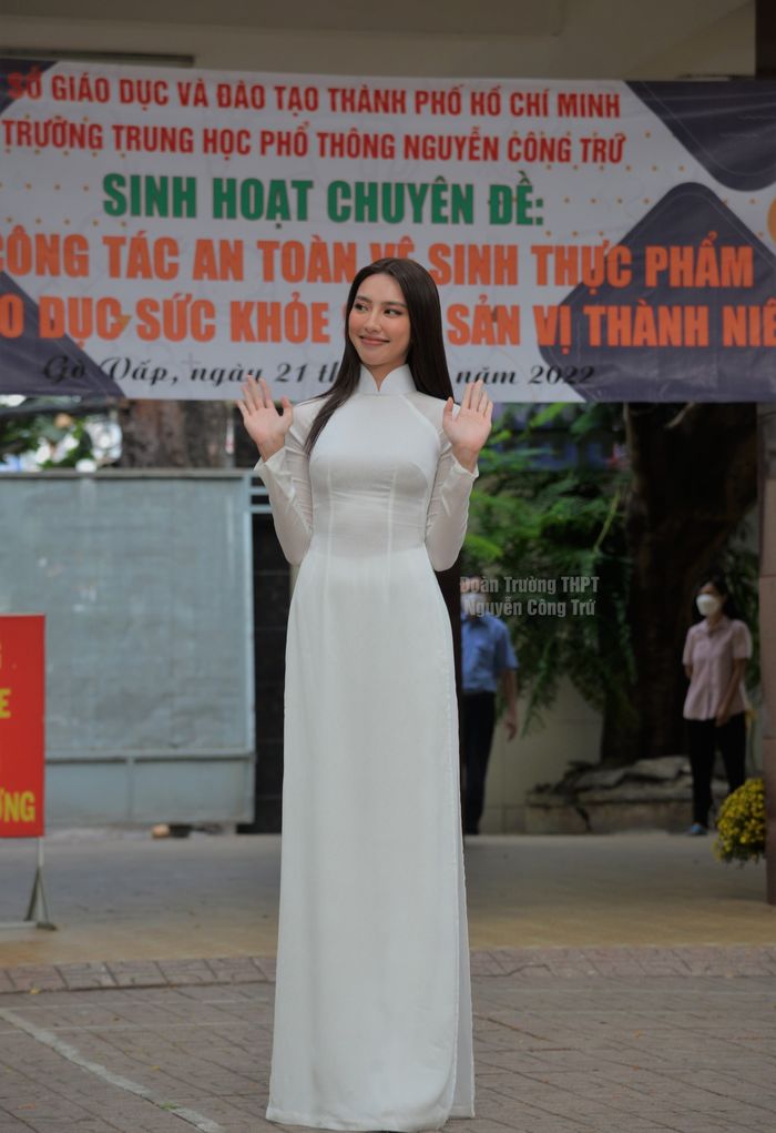 Style về thăm trường của các nàng hậu: Thùy Tiên thướt tha với áo dài
