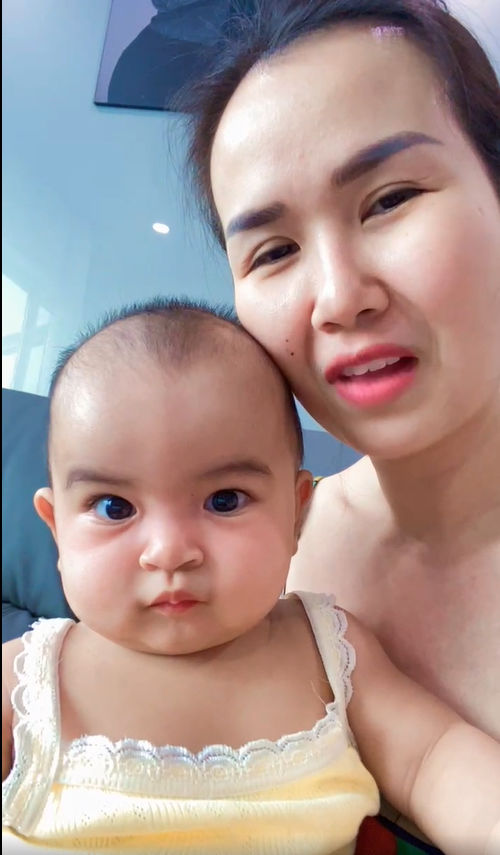 Sao Việt gặp điềm chẳng lành khi livestream: ái nữ Võ Hạ Trâm đòi sữa