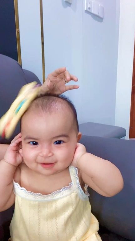 Sao Việt gặp điềm chẳng lành khi livestream: ái nữ Võ Hạ Trâm đòi sữa