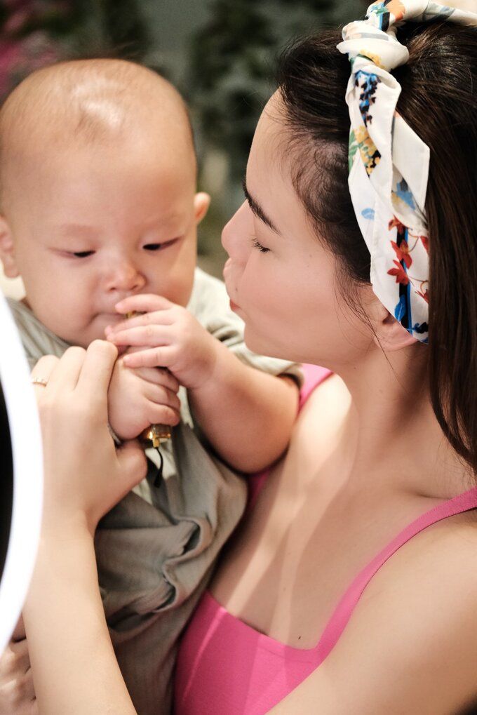 Sao Việt gặp điềm chẳng lành khi livestream: ái nữ Võ Hạ Trâm đòi sữa