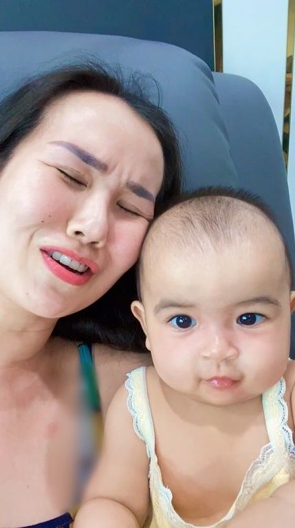 Sao Việt gặp điềm chẳng lành khi livestream: ái nữ Võ Hạ Trâm đòi sữa
