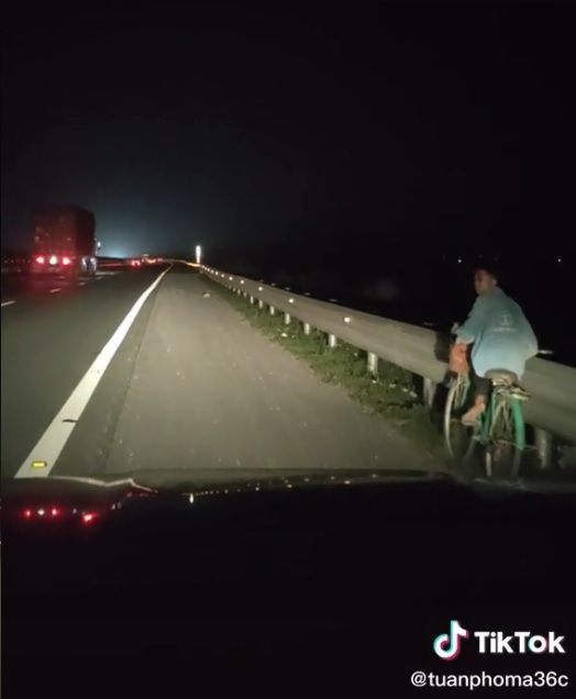 Cậu bé đạp xe từ Ninh Bình đến Hà Nội thăm chị gái trong đêm
