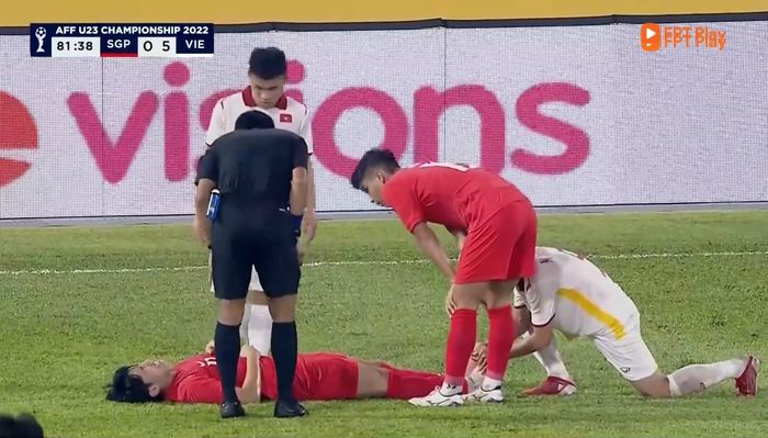Hình ảnh Thanh Khôi U23 VN hỗ trợ đối thủ bị chuột rút