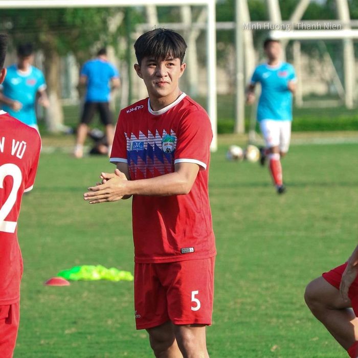 Hình ảnh Thanh Khôi U23 VN hỗ trợ đối thủ bị chuột rút