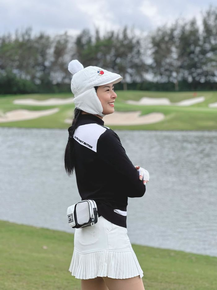Thời trang chơi golf của mỹ nhân Việt: Phạm Hương dát hàng hiệu
