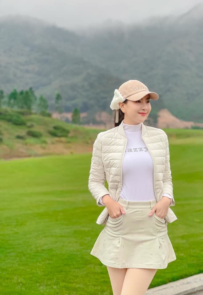 Thời trang chơi golf của mỹ nhân Việt: Phạm Hương dát hàng hiệu