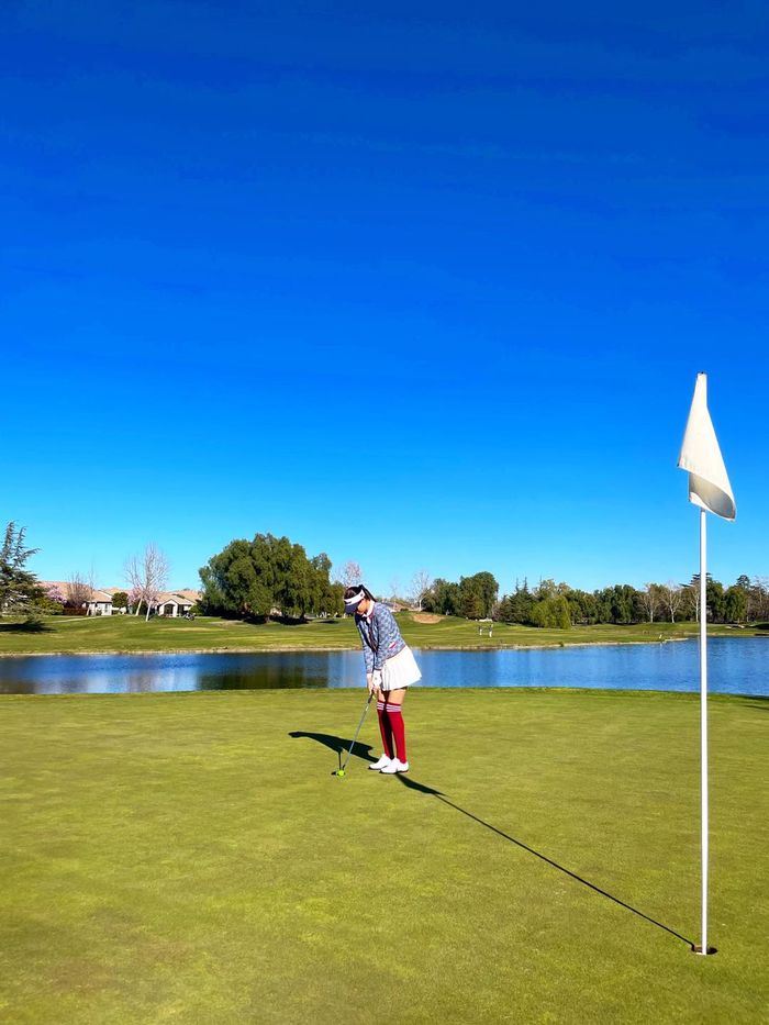 Thời trang chơi golf của mỹ nhân Việt: Phạm Hương dát hàng hiệu