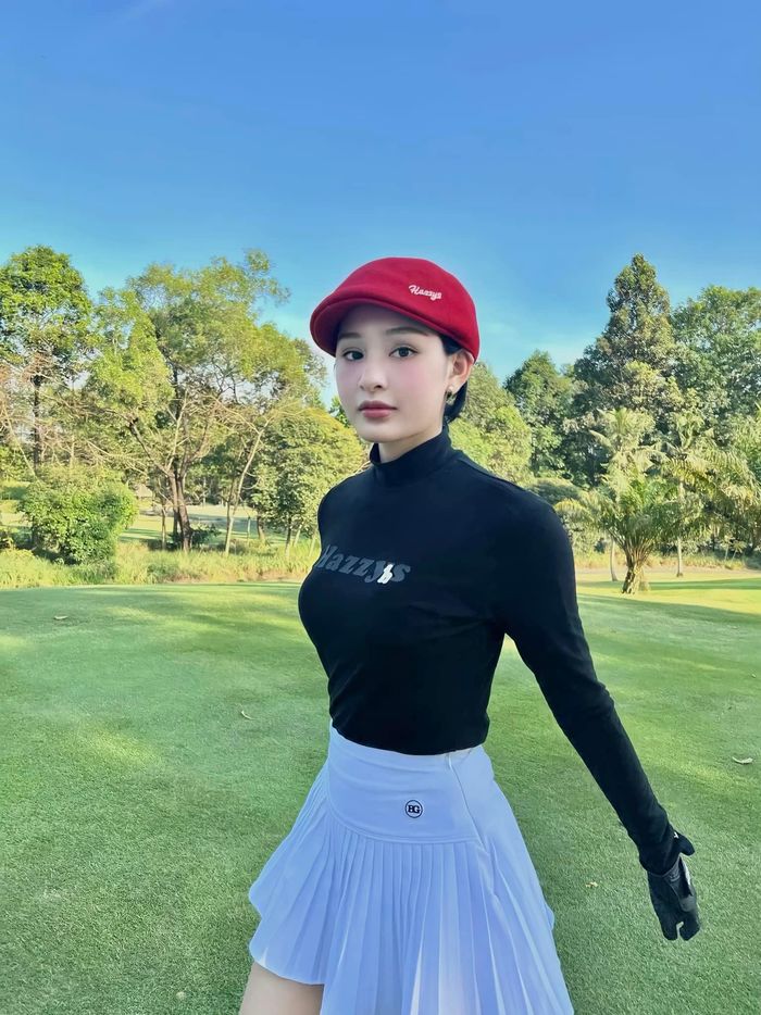 Thời trang chơi golf của mỹ nhân Việt: Phạm Hương dát hàng hiệu