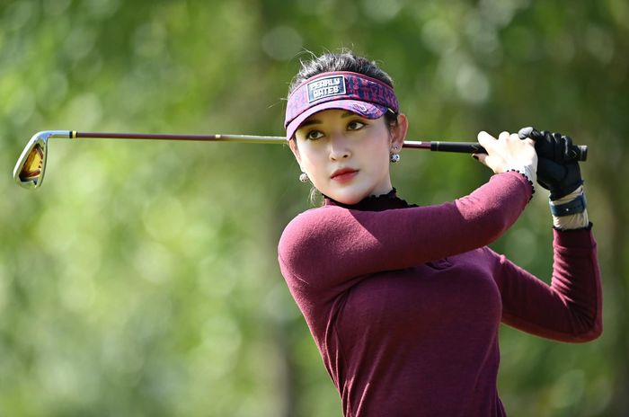 Thời trang chơi golf của mỹ nhân Việt: Phạm Hương dát hàng hiệu