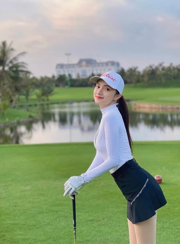 Thời trang chơi golf của mỹ nhân Việt: Phạm Hương dát hàng hiệu