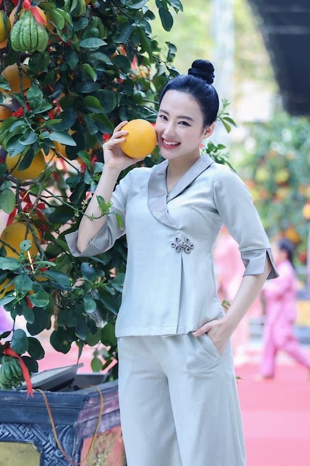Thời trang đi chùa của Angela Phương Trinh: có chiếc áo chỉ 70k