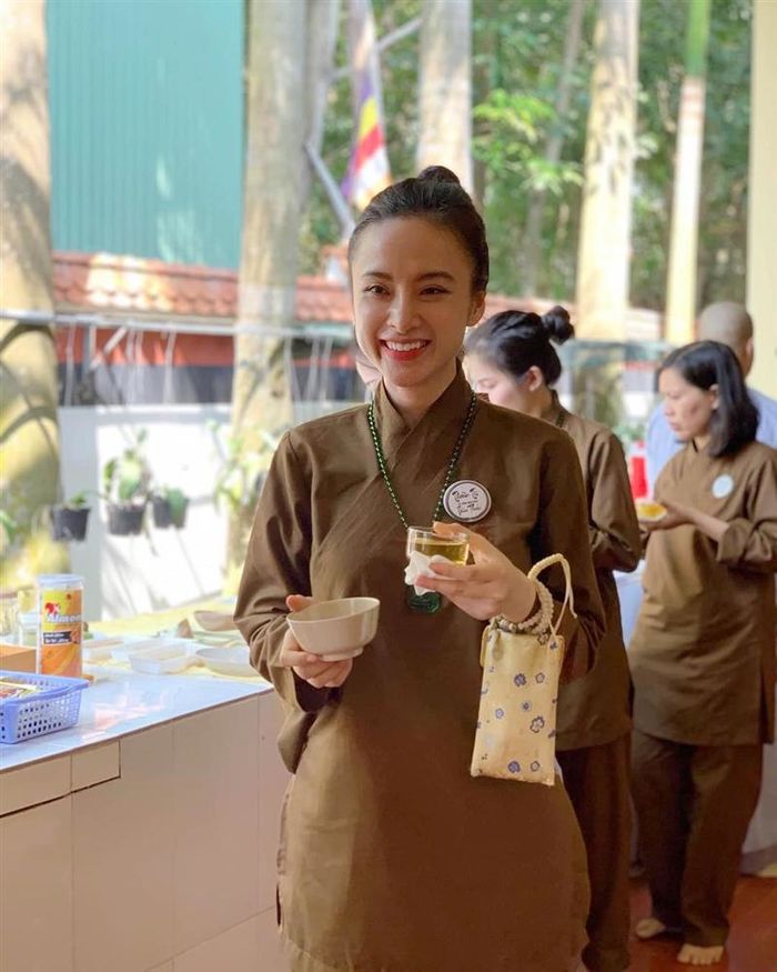 Thời trang đi chùa của Angela Phương Trinh: có chiếc áo chỉ 70k