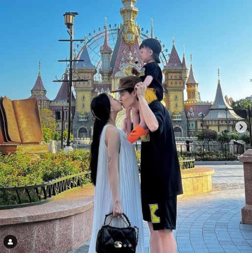 Thời trang mang bầu lần 2 của ái nữ Minh Nhựa: mặc gì cũng đẹp