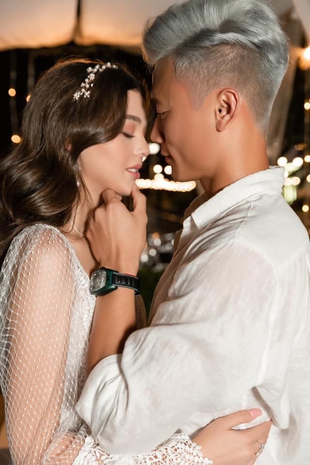 Thủ môn Bùi Tiến Dũng khoe cặp nhẫn đôi kim cương: Fan đoán sắp cưới