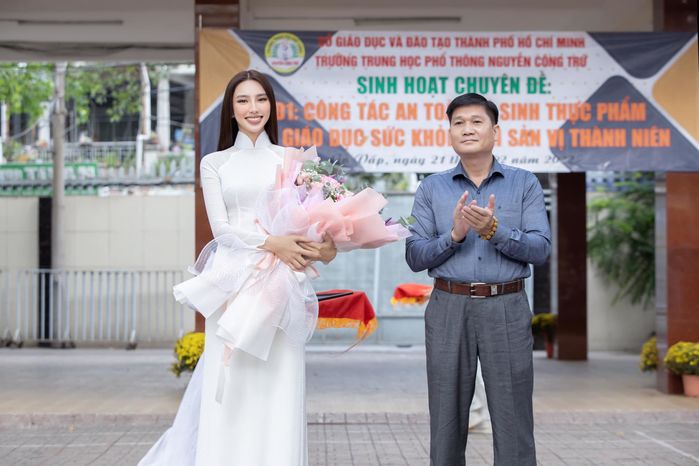 2 lần diện áo dài trắng trước toàn trường: giờ Thùy Tiên là Hoa hậu