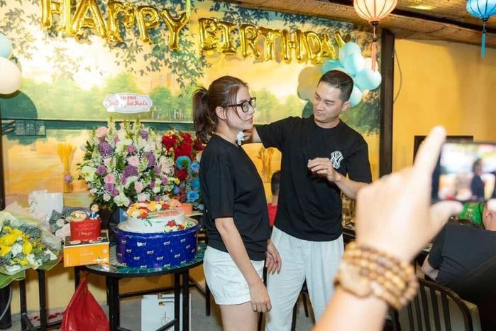 Trang Trần được ông xã Việt kiều tặng nhẫn cưới trong sinh nhật