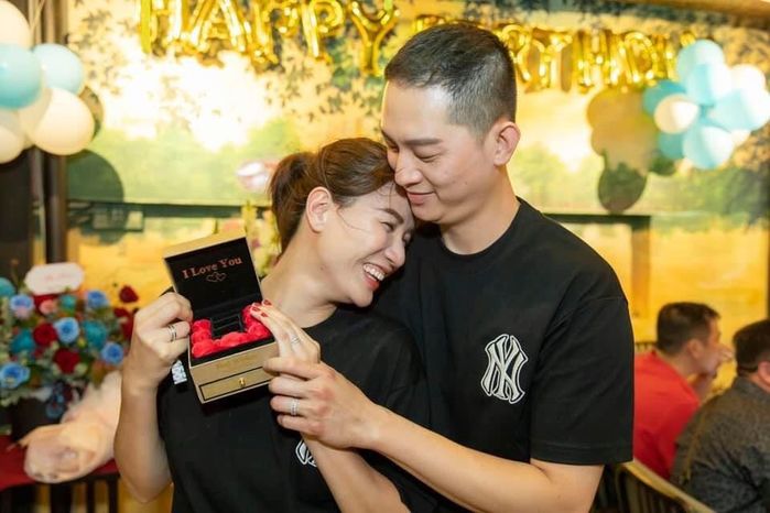 Trang Trần được ông xã Việt kiều tặng nhẫn cưới trong sinh nhật