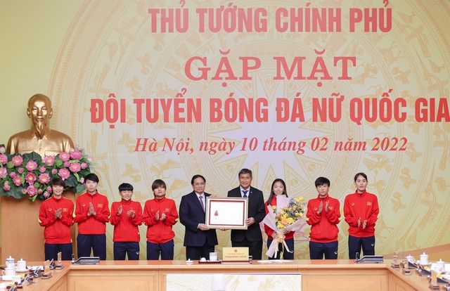 Thầy trò HLV Mai Đức Chung được thưởng gần 25 tỷ, xe sang, mỹ phẩm