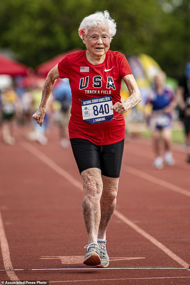 VĐV 74 tuổi - vẫn tham gia chạy 10km, thành tích cao hơn thời trẻ