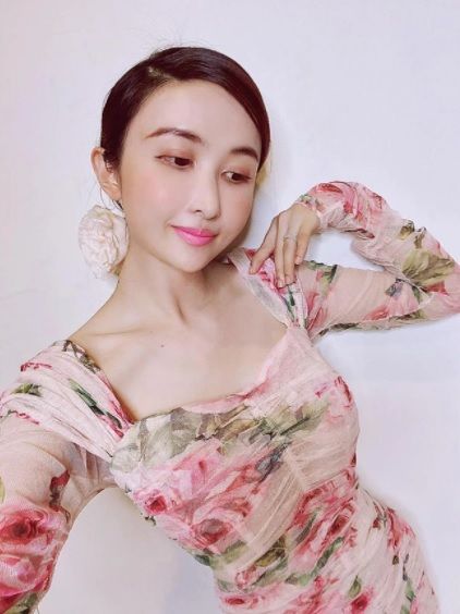 Vợ 2 và ái nữ nhà Minh Nhựa chịu đứng chung khung hình